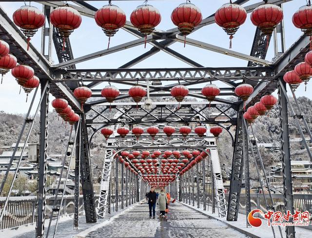 初雪漫兰州：中山桥畔银装展 白塔山下雪意浓