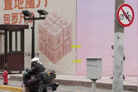 10分钟3辆非机动车“闯禁令”！上海严查非机动车违法，如何啃下硬骨头？图片