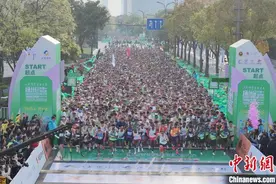 2025扬州鉴真半程马拉松鸣枪开跑 首次启用人脸核验终端图片