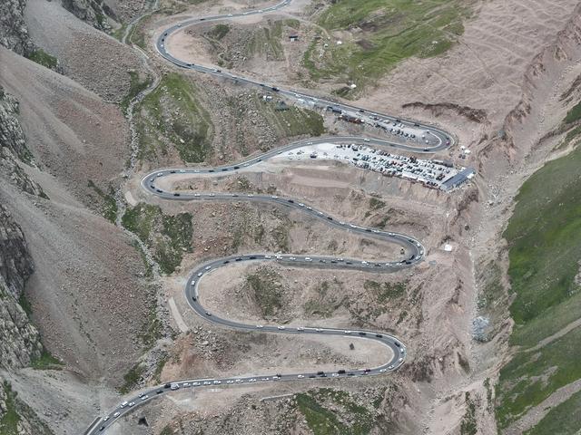 新疆独库公路正值旅游旺季