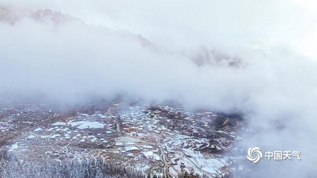 甘肃扎尕那雪后初霁 石林云雾相映成画