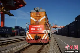 中欧班列（武汉）开行跨境电商专列联通欧亚图片