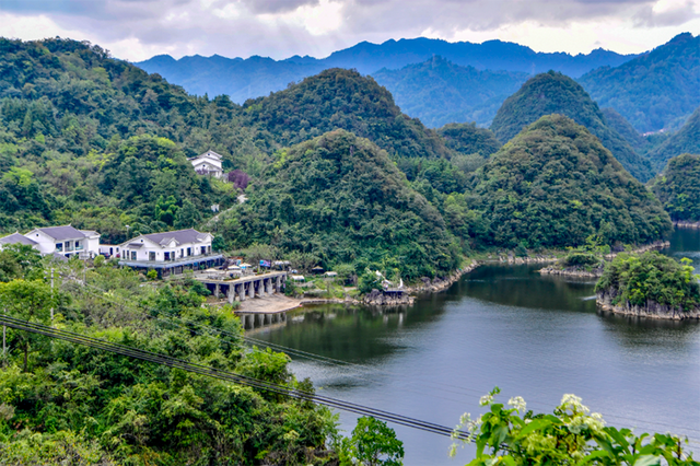 双节打卡观山湖：游客沉醉山水间 乐享诗意栖居