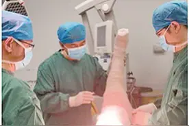 68岁女子左腿莫名肿似吹气球，比右腿粗了16厘米，竟是这种病……图片