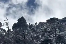 云南大理苍山雪遇到洱海蓝图片