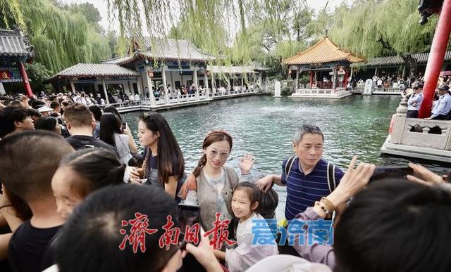 国庆首日趵突泉游人如织 泉水游成假日首选