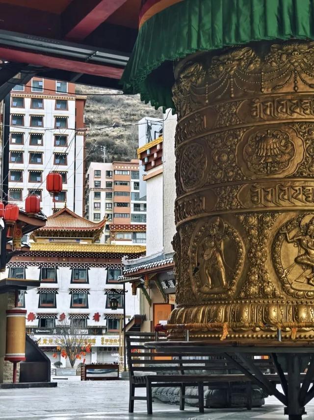 来这个小城看雪泡温泉，美哭了！