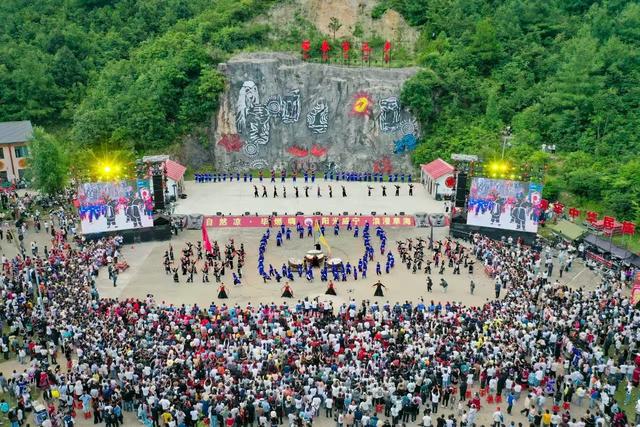 火把映红乌蒙山！全国“四季村晚”板底夏季示范暨威宁火把狂欢夜炽热启幕