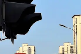 福州一小区路口信号灯故障，市民担心出行安全图片