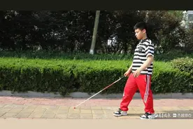 助残日|15岁盲童的出行路：在认命和拼命之间，选择拼命图片