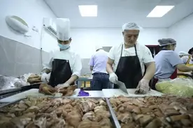 重庆荣昌区政府食堂开放第五日，有游客上午10点来排队，免费发鹅肉包子图片