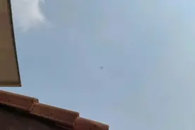 女子室外赤身泡澡，头顶出现无人机！商家确认“不止一次”图片