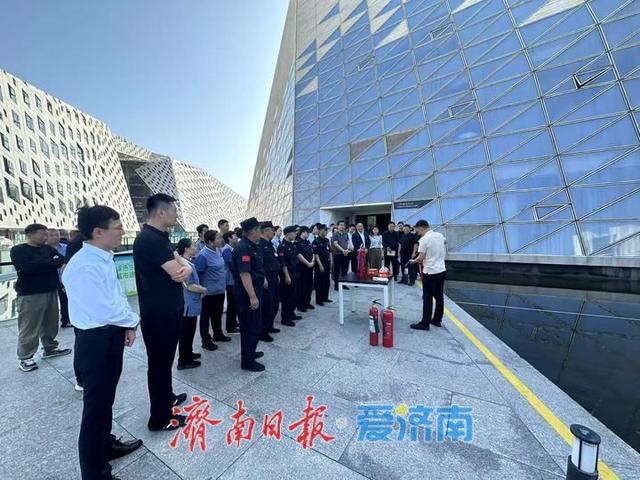 一年四季 泉在济南丨美术馆里过“双节”    尽享精彩文化盛宴