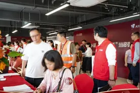 一手拿钥匙、一手拿产证！宝山区探索创新“交房即交证”机制图片