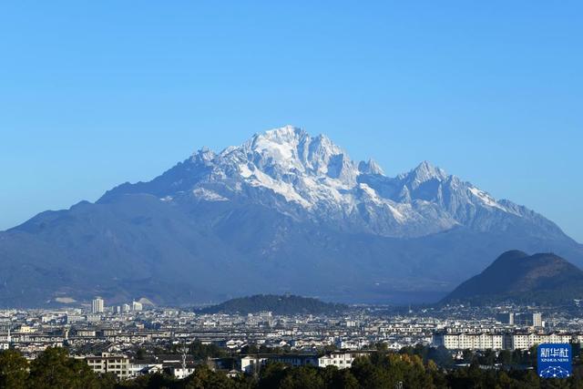 云南丽江：初冬雪山景色美