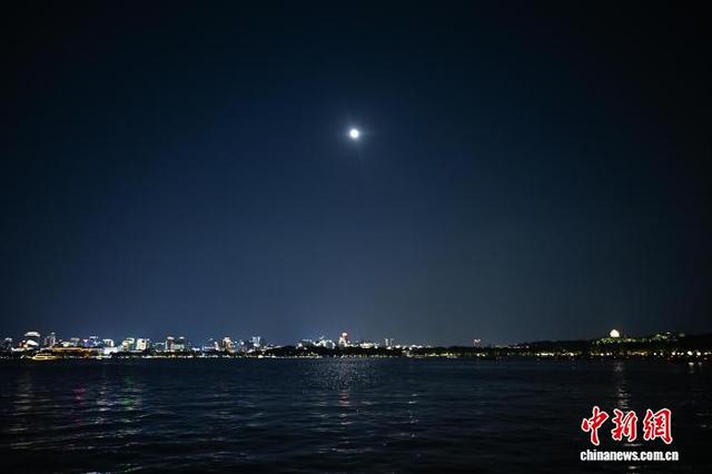 中秋明月照西湖 烂漫“月湖”醉游人