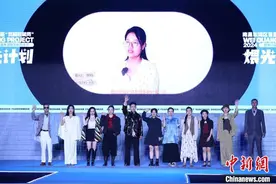 江西南昌：普通市民“素人改造”T台走秀展时尚风采图片