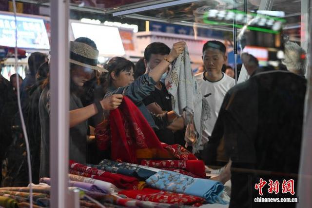 “拉萨不夜城”人气火爆 成旅游新热点