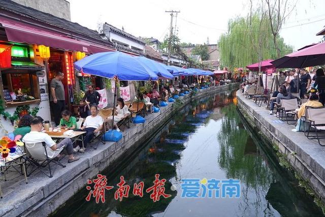 国庆首日，曲水亭街夜色璀璨醉游人