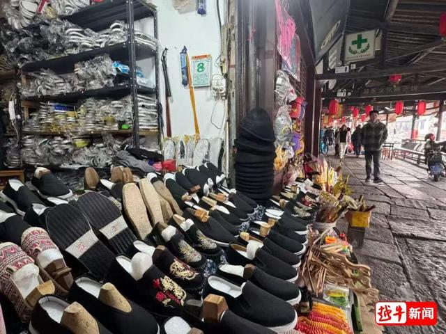 演员洪剑涛致歉！此前在安昌古镇试戴帽子被要价5元，当事店主：如果人人都试戴一两次，就没办法卖了