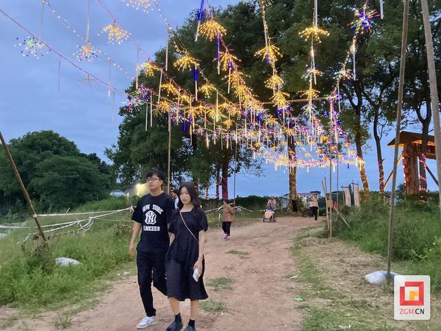 七夕香樟林 沙滩共良宵：百名青年浪漫邂逅点亮牛佛秋夜