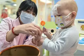 从癌症患儿到实习护士，17岁女孩重返医院守护“曾经的自己”图片