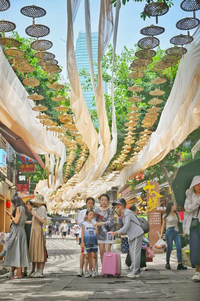 重庆十八梯搭400米草帽天幕为游客消暑