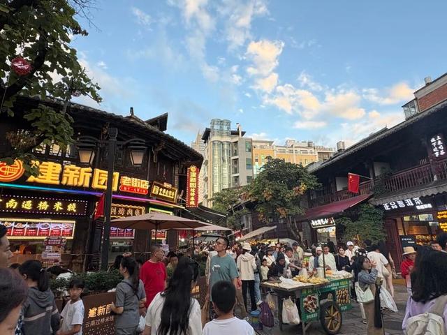 国庆充电选昆明丨米线、粑粑卷、烧饵块……在昆明老街“晕碳”了