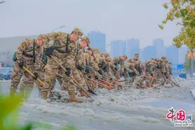 武警湖北总队积极投入雨雪冰冻灾害抢险救援【组图】图片