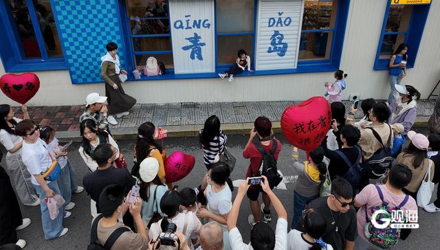 假期期间，青岛老城区游客纷至