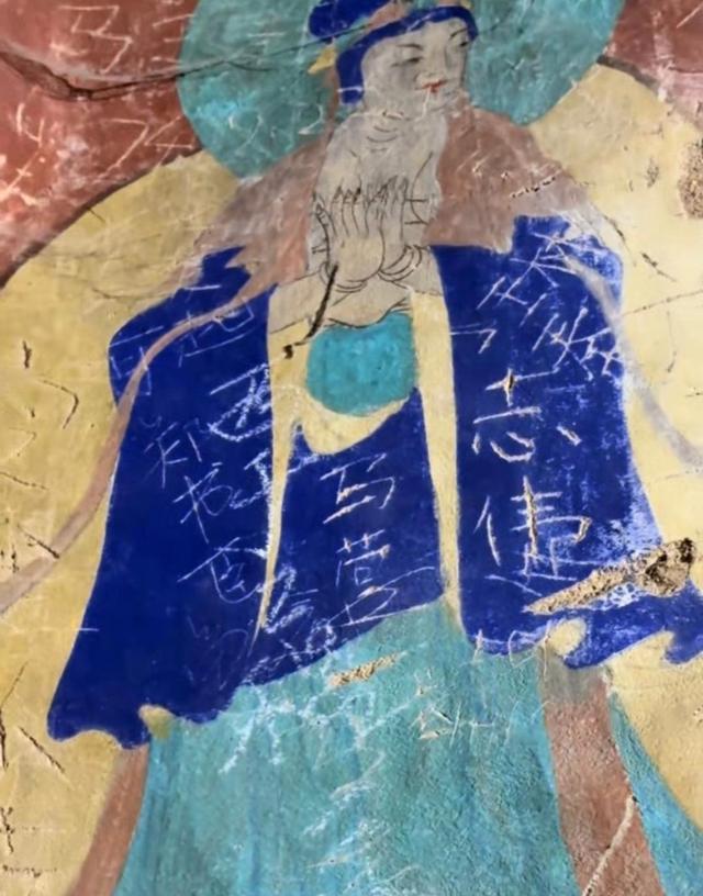 游人疑惑云冈石窟佛像咋有乱刻乱画？景区回应：属早年遗留，也算历史见证