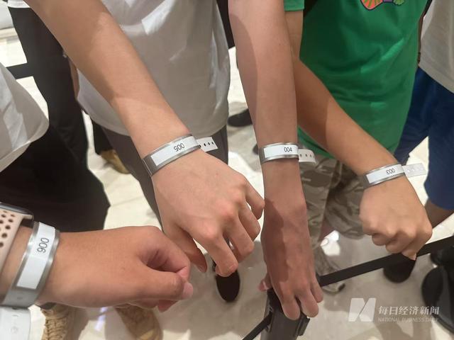 实探深圳第三家苹果零售店开业：现场逾千人，有宁波“果粉”专程飞来排队26小时抢“001号”手环