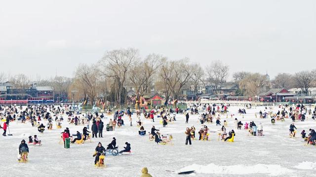 什刹海边古韵盎然！老北京胡同里灯笼披薄雪，分外静美