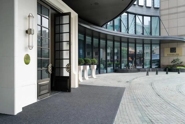 带娃去杭州新开的奢华酒店，参加圣诞亮灯仪式