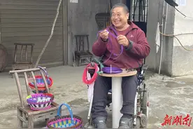 身残志坚的他，用巧手“编织”五彩人生图片