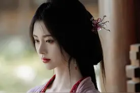 从明艳张扬到素雅清冷 《花间令》鞠婧祎妆造再次惊艳众人！图片