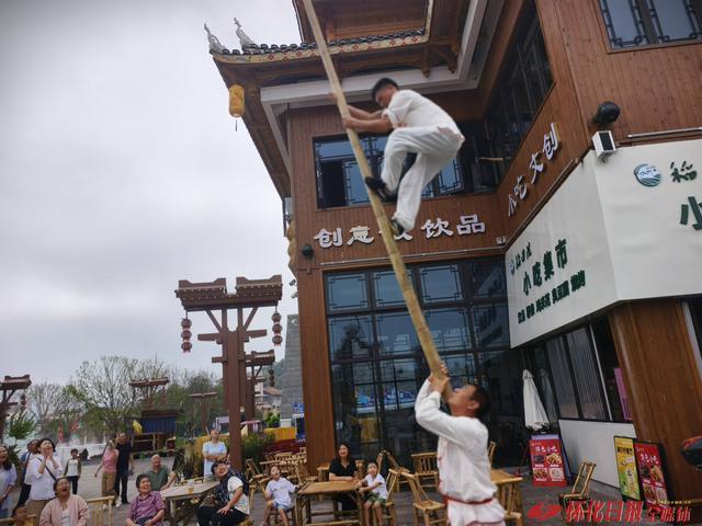 世界那么大我要去怀化|“双人爬杆”点亮榆树湾