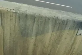 温州交警高速公路横穿6车道？网友狂赞！图片