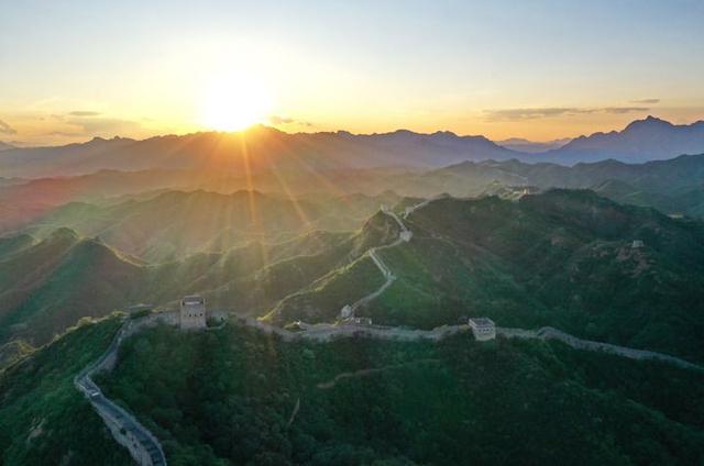 金山岭：地尽中原山，天挂秦时月