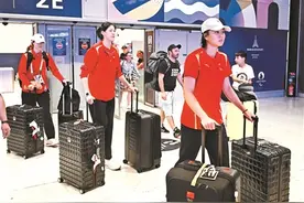 中国女排抵达巴黎图片