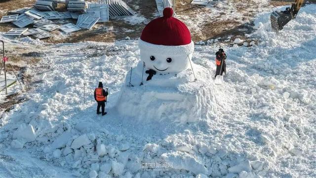 冰雪大世界超级冰滑梯初显“长城”雄姿
