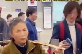 婆婆挑扁担来上海照顾怀孕儿媳 网友：一看就是好婆婆图片