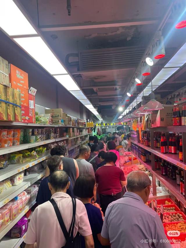 京东收购后，香港街坊挤爆佳宝超市！李嘉诚家族的百佳遇到对手了