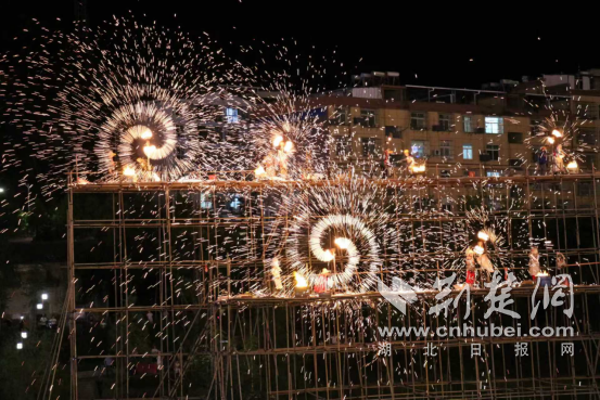 湖北竹溪：武陵不夜城点亮山城夜经济