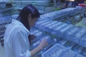 黄金之后白银火了，有批发店卖断货图片