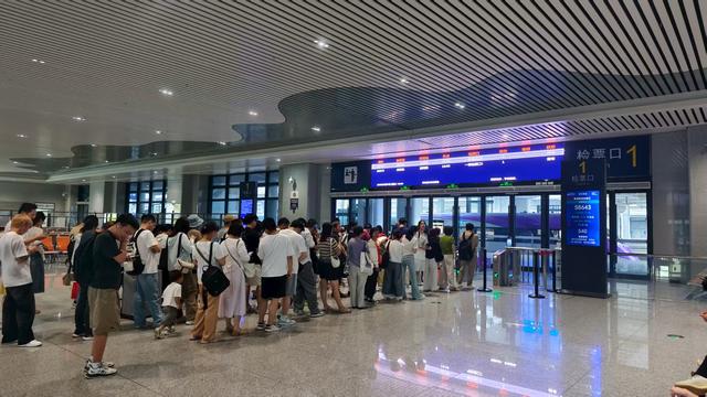 对话每天跨城通勤5小时男子：自驾车停高铁站300元包月，骑摩托到家时以前还没下班