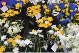 挥泪送别！眉山19岁小伙李政救人不幸溺亡，市民自发献花悼念图片