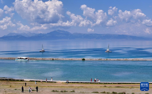 赛里木湖迎来暑期旅游旺季