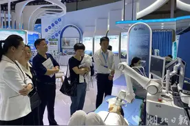 具身智能机器人、手术机械臂、AI医生……  众多“尖板眼”亮相2025年世界大健康博览会图片