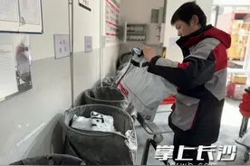 岁末依然奔忙的快递小哥：用心服务好每一份托付图片